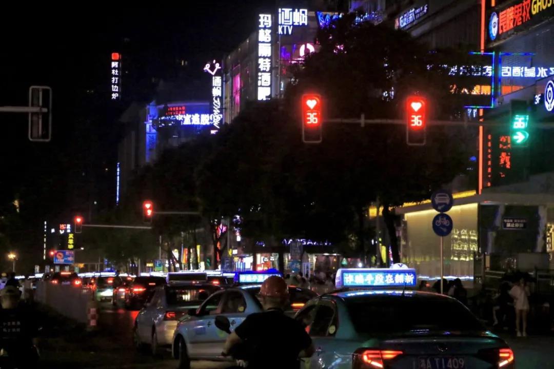 七夕長沙，愛心紅綠燈正在上演！